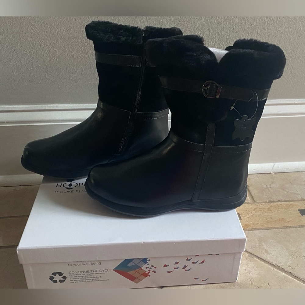 NWT Hoopoe Women’s Black Winter slip resistant Boots Sz 9WW. In box.